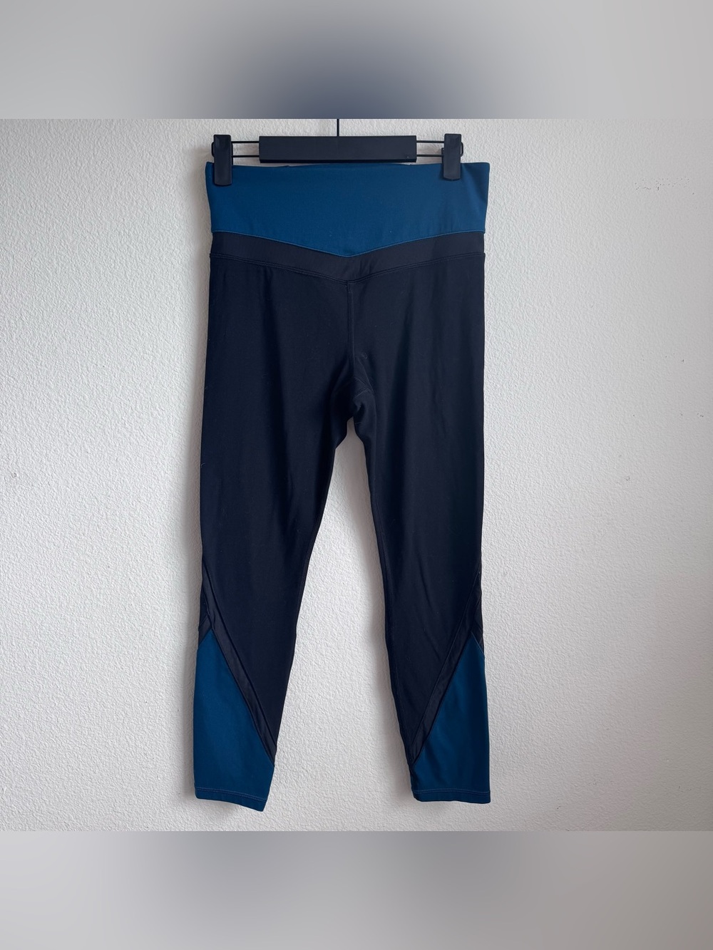 Athleta black blue mesh detail cropped yoga leggings size small